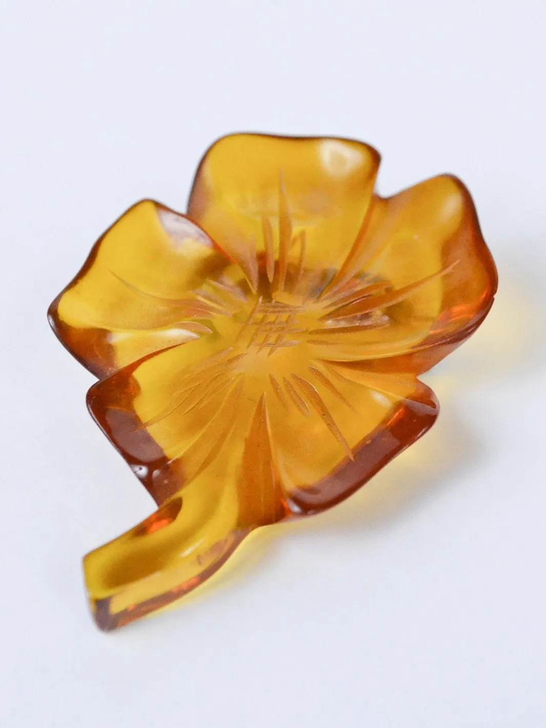 1930s flower shaped "Butterscotch" bakelite brooch