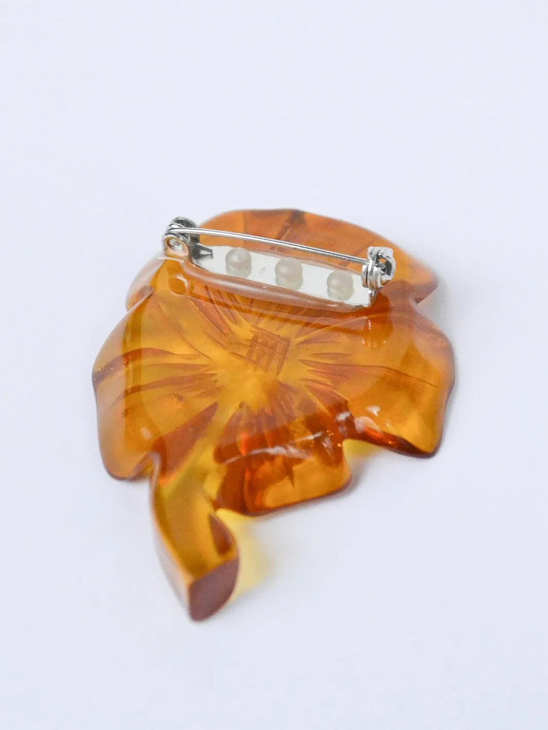 1930s flower shaped "Butterscotch" bakelite brooch