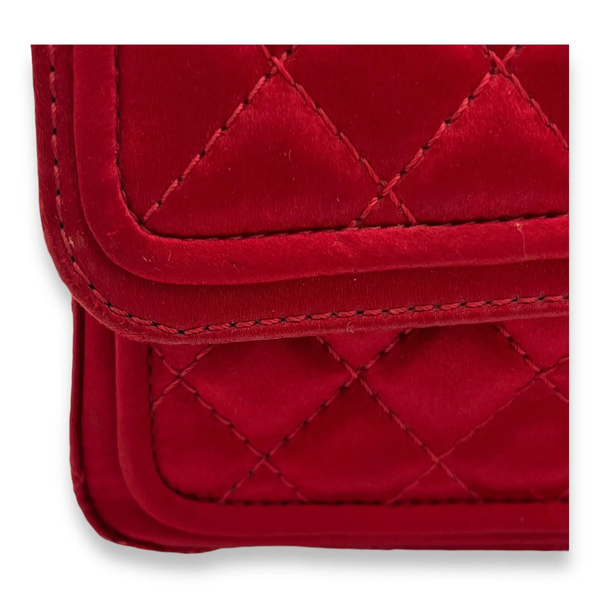 2.55 Reissue 225 Red Shoulder Bag in Satin, Gold hardware