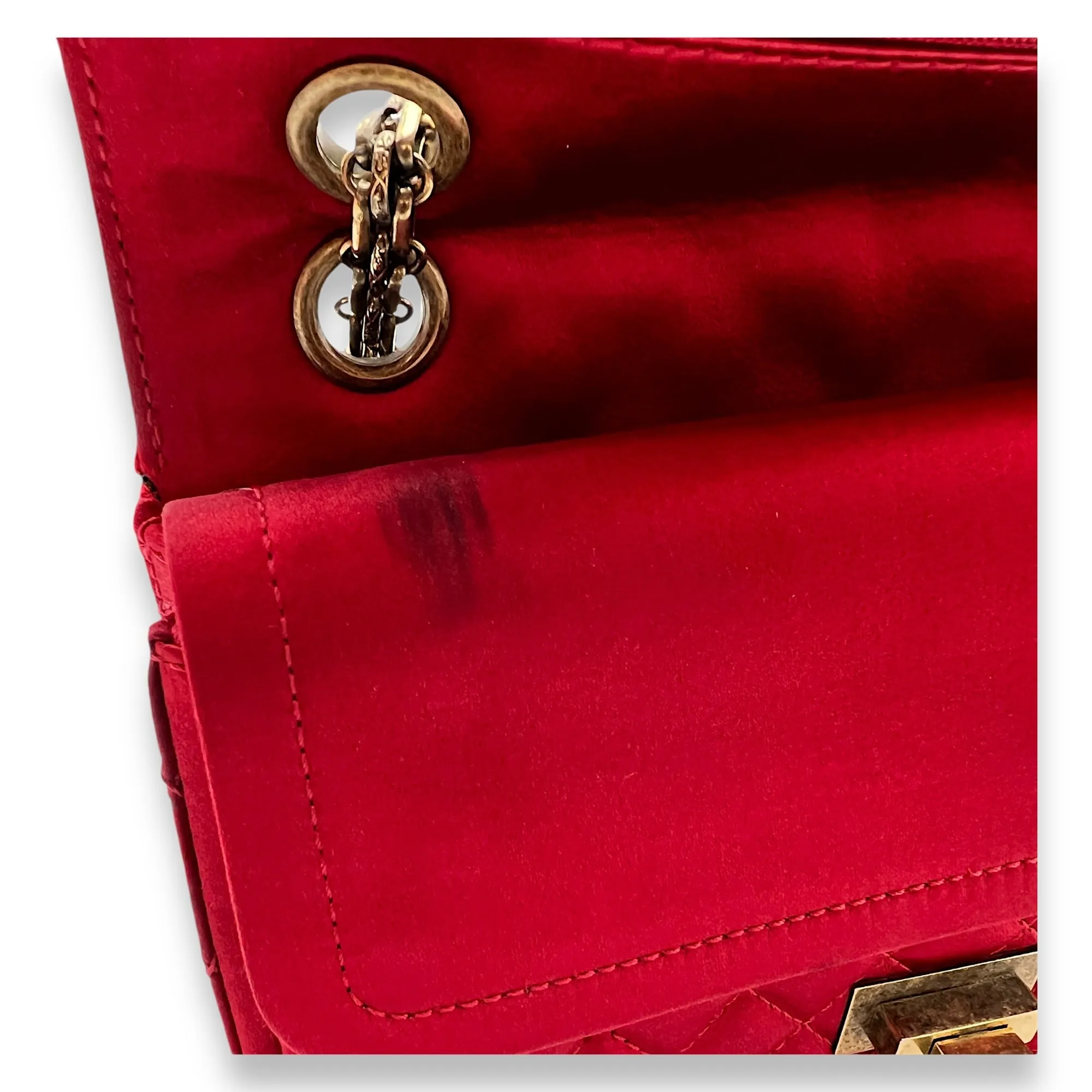 2.55 Reissue 225 Red Shoulder Bag in Satin, Gold hardware