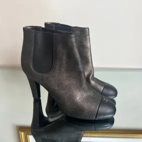 Bota Chanel Preta com Detalhes Dourados