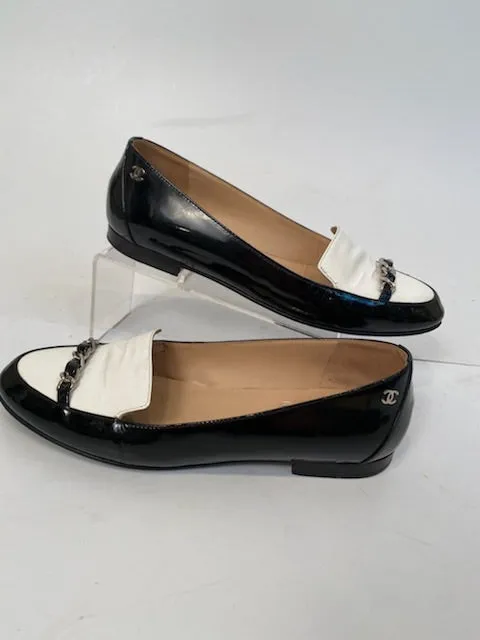 Chanel White Black Chain Patent Leather Loafers Flat Shoes EU 38 US 7.5/8 Narrow