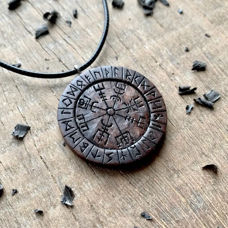 Colgante de runas Vegvisir de madera única tallada a mano