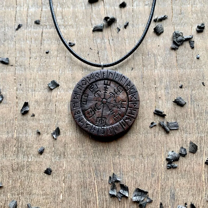 Colgante de runas Vegvisir de madera única tallada a mano