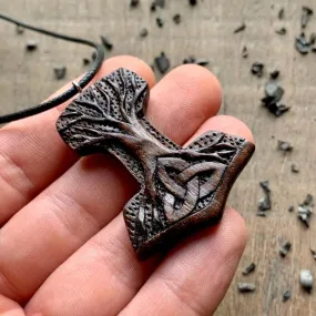 Mjolnir de madera de nogal único tallado a mano con colgante Yggdrasil y Triquetra