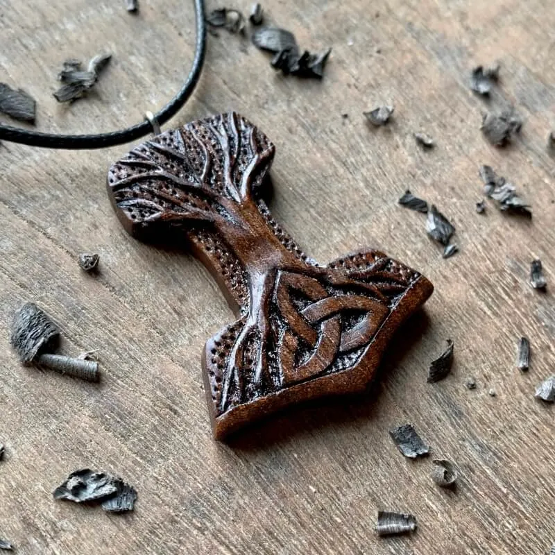 Mjolnir de madera de nogal único tallado a mano con colgante Yggdrasil y Triquetra