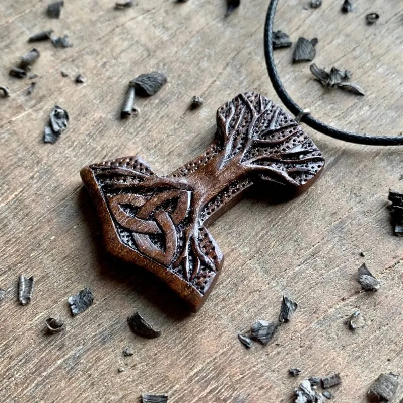 Mjolnir de madera de nogal único tallado a mano con colgante Yggdrasil y Triquetra