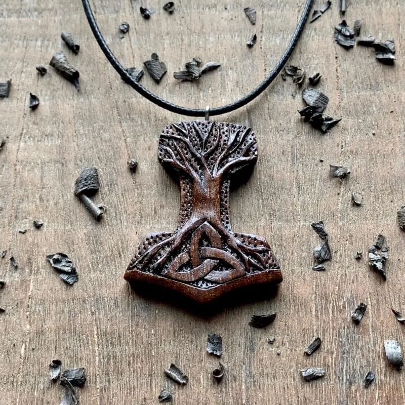 Mjolnir de madera de nogal único tallado a mano con colgante Yggdrasil y Triquetra