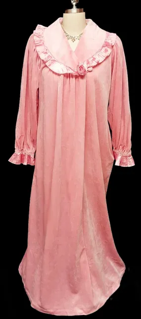 *VINTAGE GILLIGAN O'MALLEY DRESSING GOWN LOUNGER ROBE ADORNED WITH SATINY PLEATS & A FABRIC ROSE